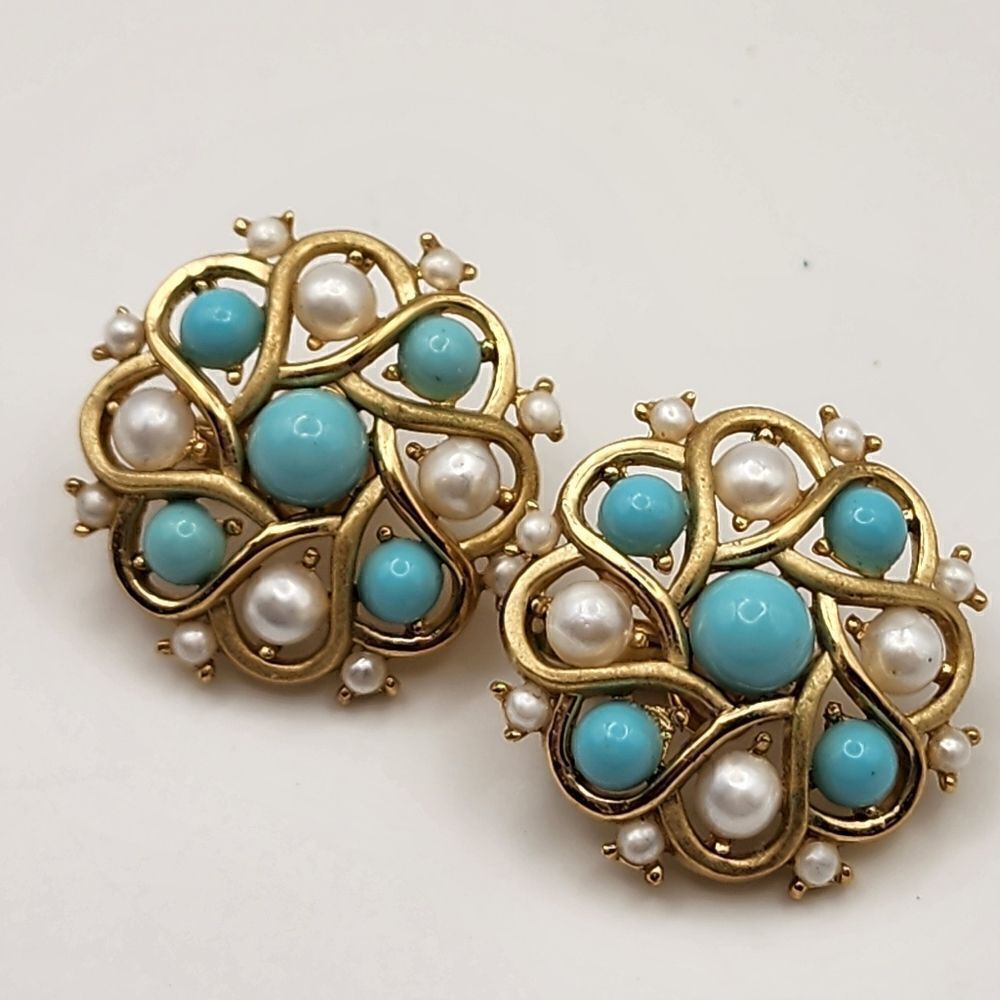 Vintage Crown Trifari Faux Turquois & White Bead Gold Tone Metal Clip Earrings